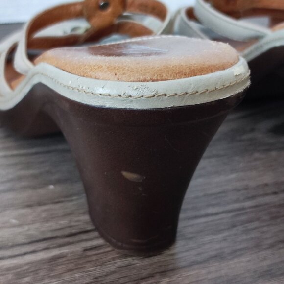 Clarks Strappy Sandals Sz 8 Beige Brown Leather Round Toe Slip On Heeled Sandal - Picture 11 of 15